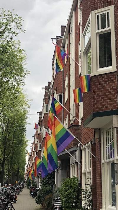 Churchill-laan met regenboogvlaggen